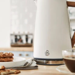 Swan Nordic Cordless Kettle 1.7L - White -Home Furnishing Serie Shop SK14610WHTN LIFESTYLE 3